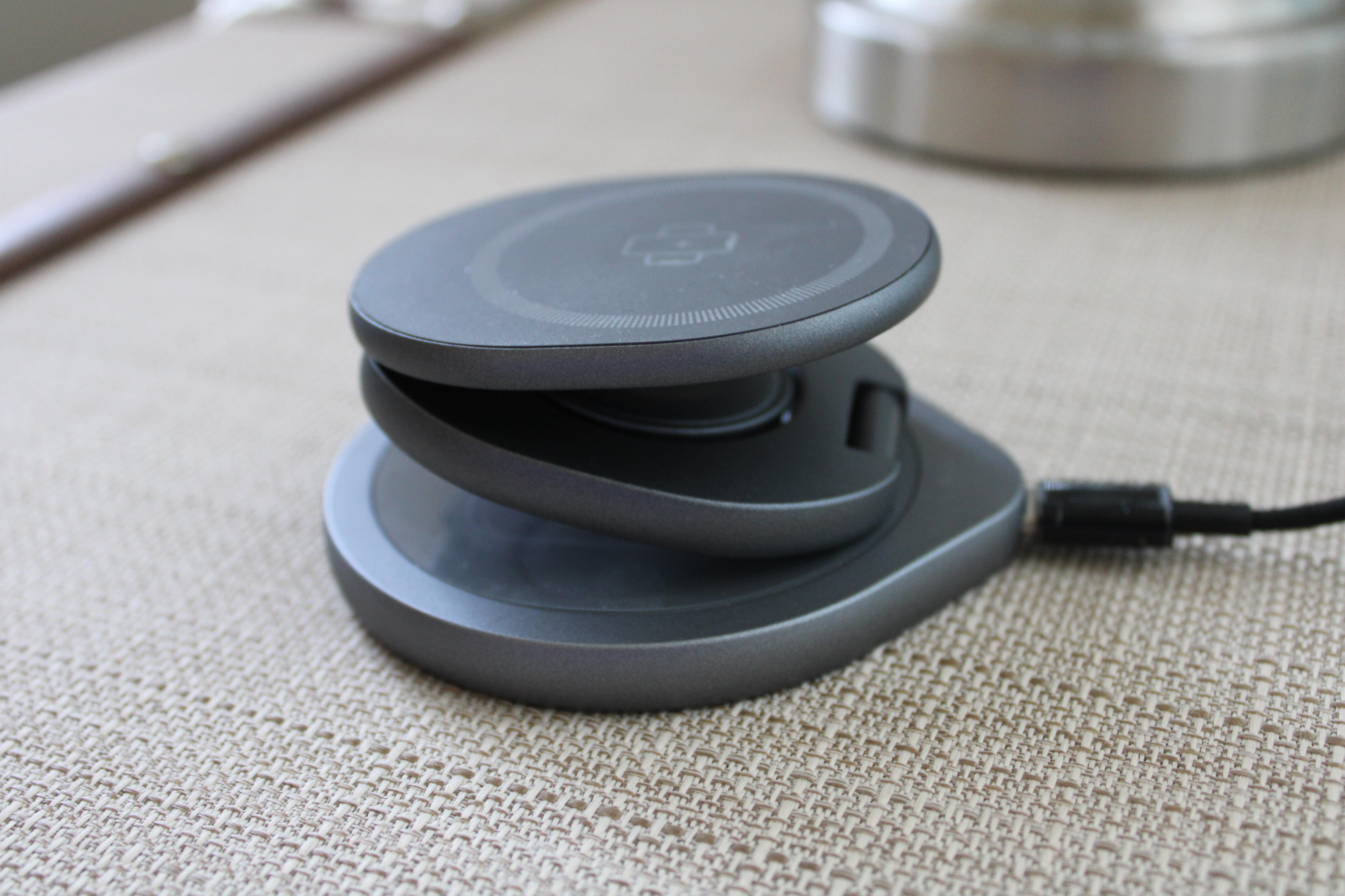 qdos-snapstand-wireless-charger-on-table
